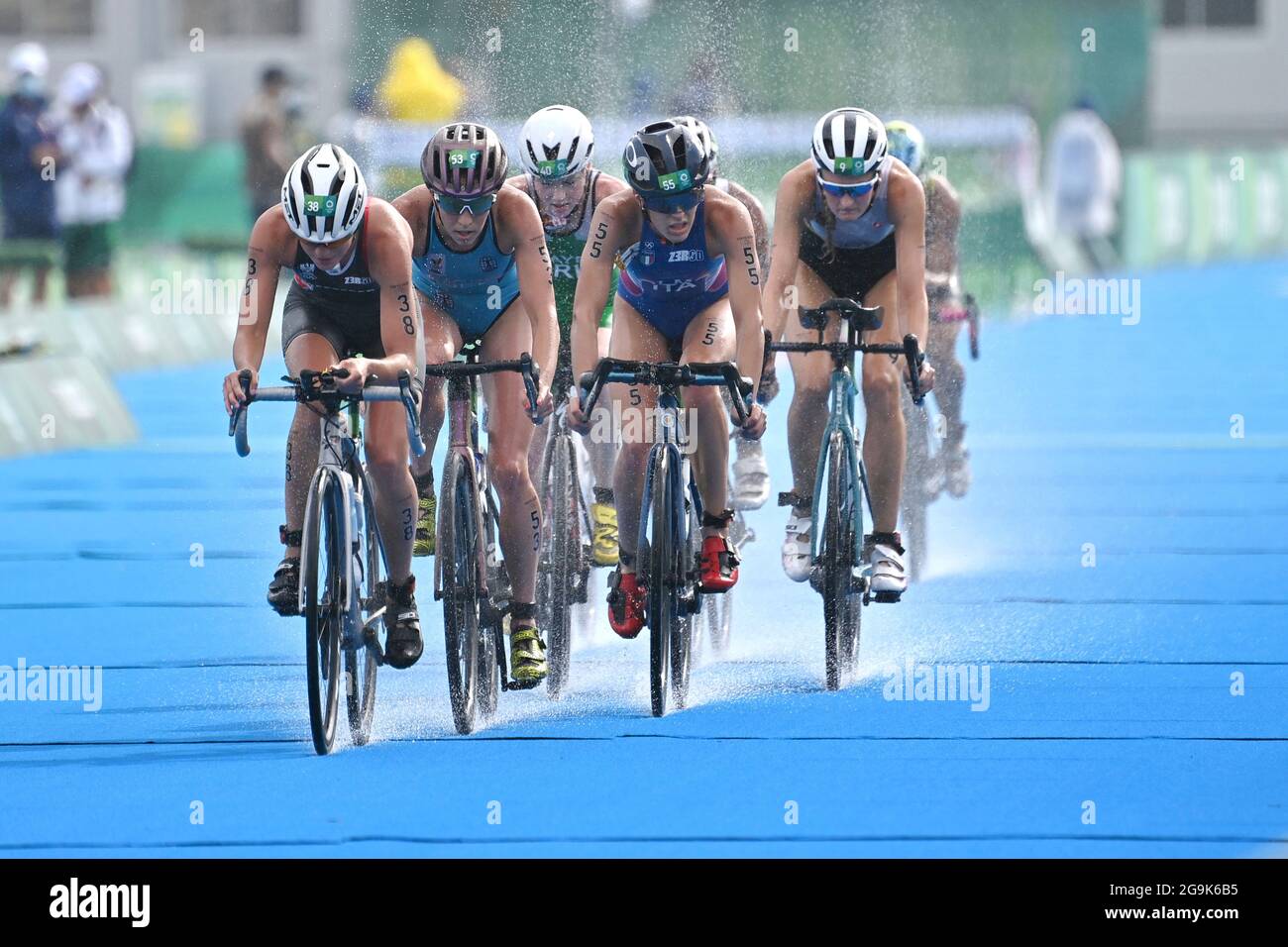 Tokyo, Japan. 27th July 2021. general, cycling, spray after rain, right:  Anabel KNOLL (GER), Aktion.Rad. Triathlon Women on July 27th, 2021, Odaiba  Marine Park Olympic Summer Games 2020, from July 23rd to