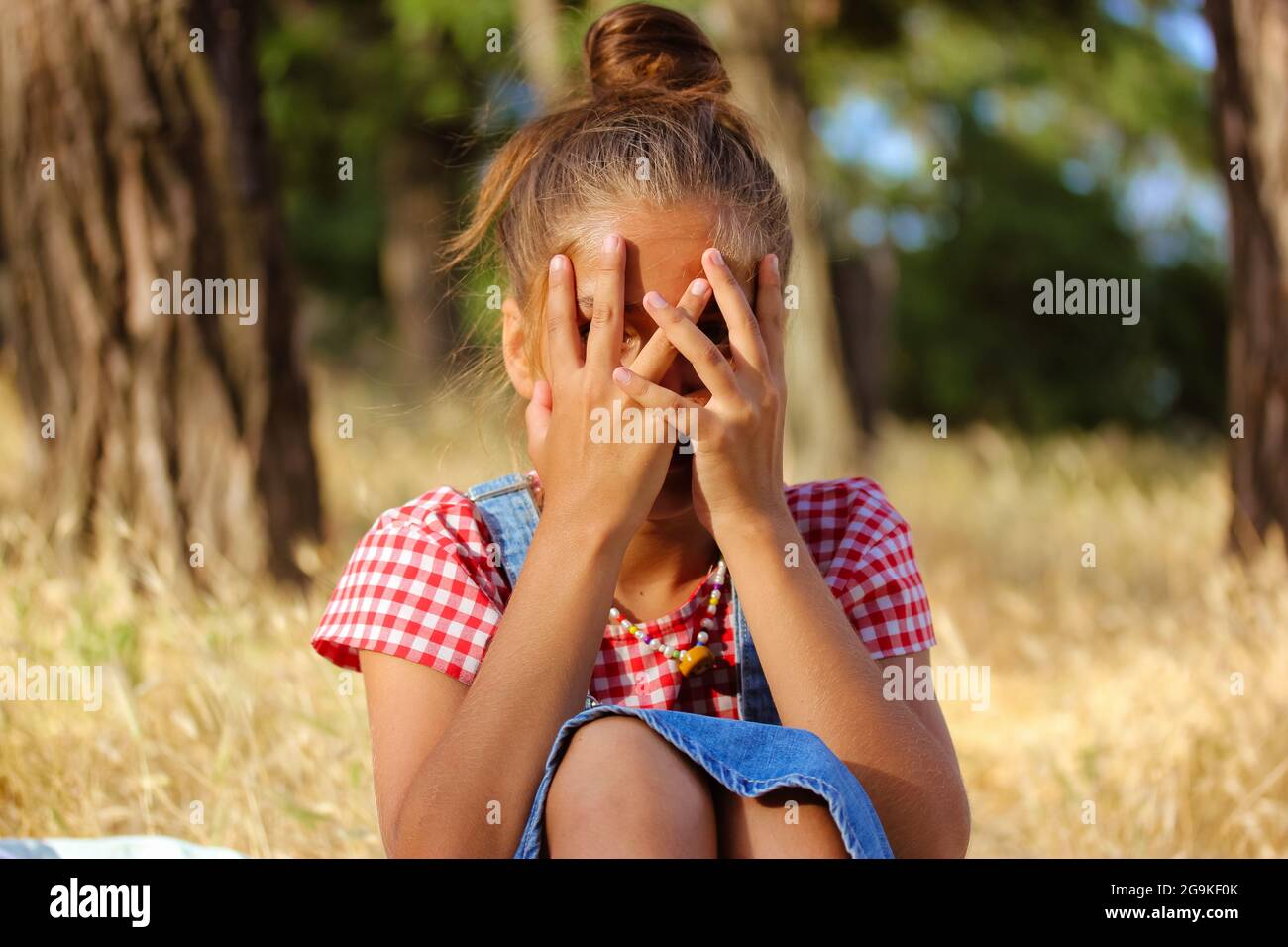 Little girl age 14 hi-res stock photography and images - Alamy
