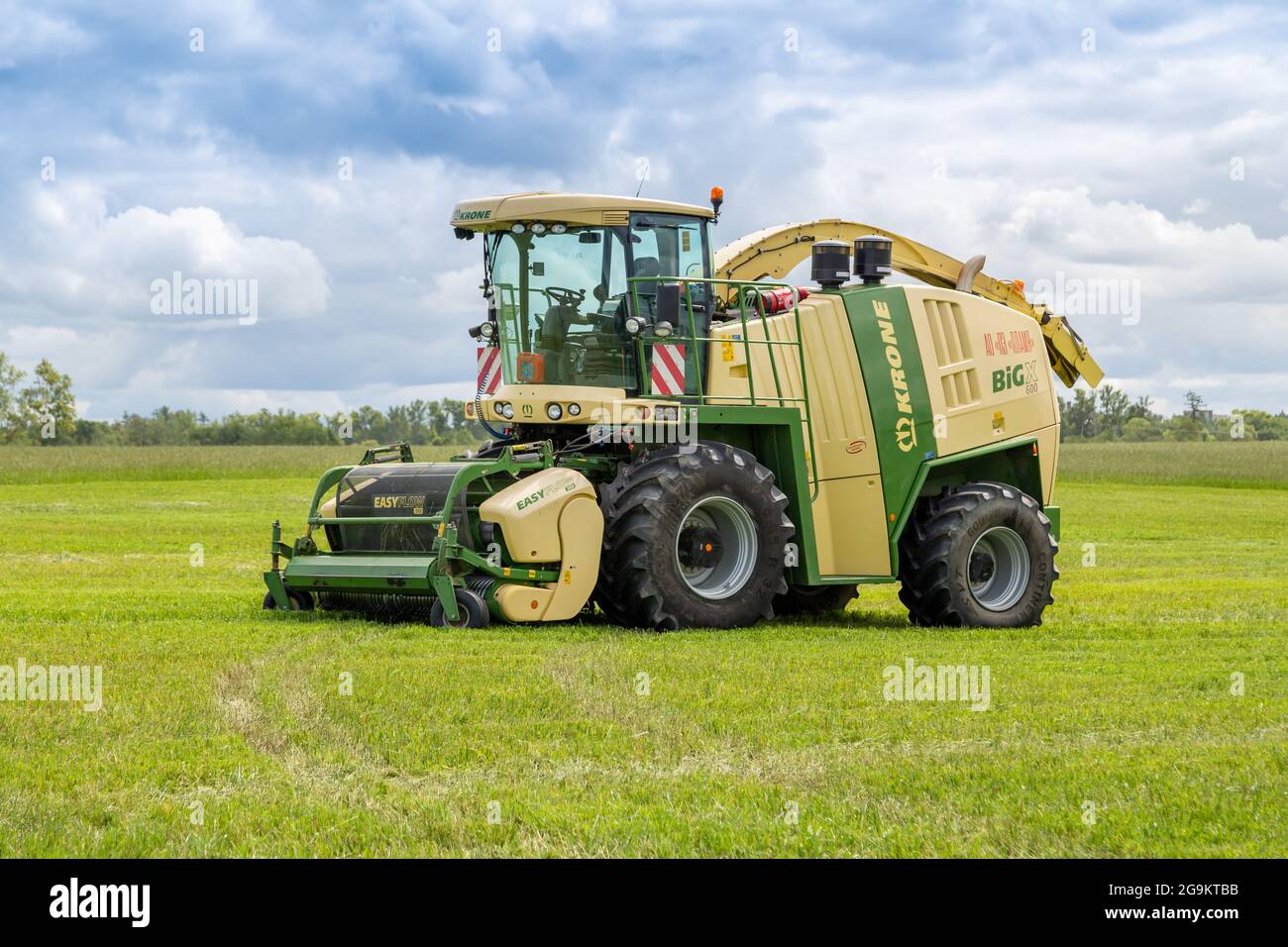 Big yellow combine harvester hi-res stock photography and images - Alamy