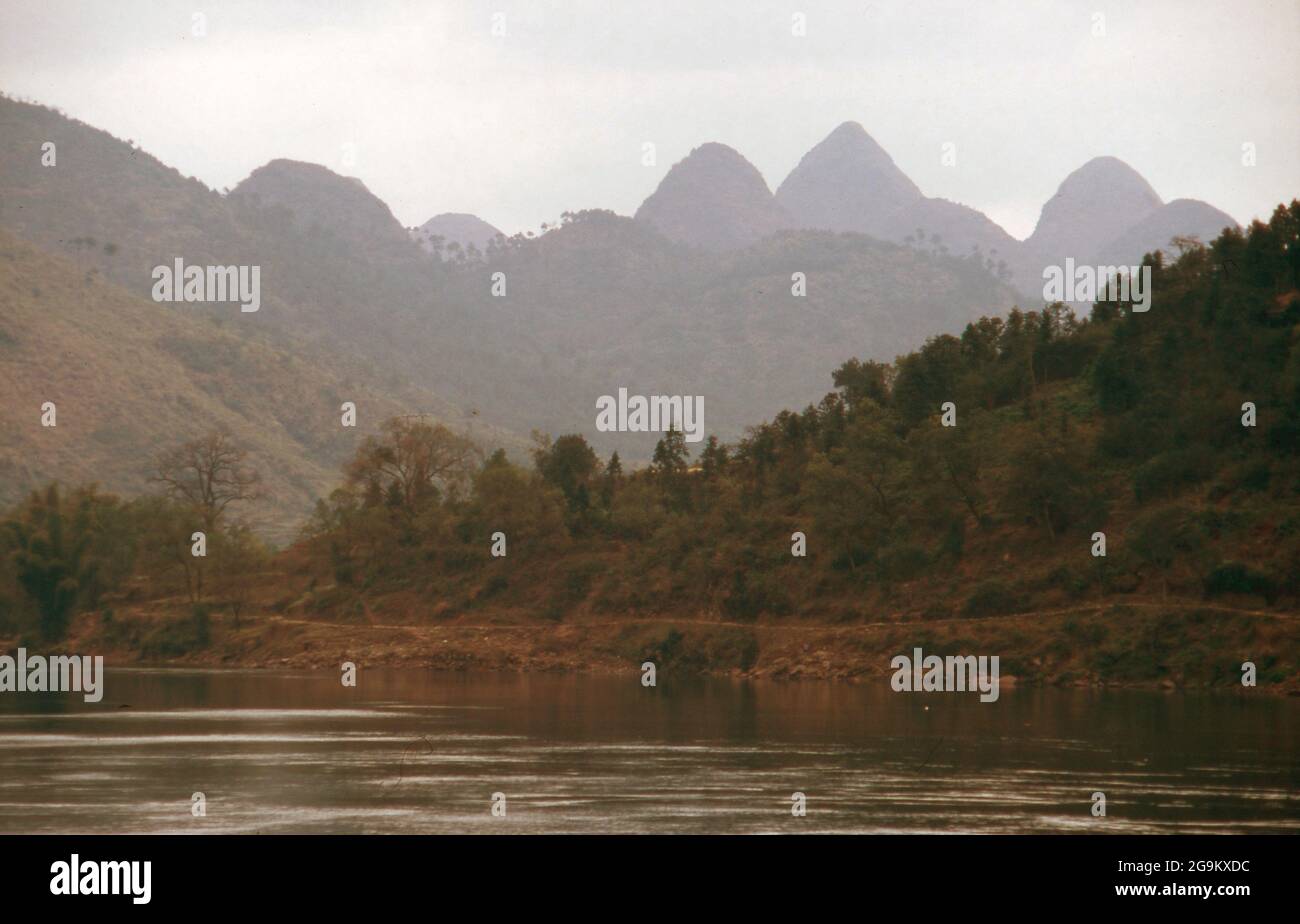 Berge am Li Jiang Fluss nahe der Stadt Guilin, China 1998. Mountains by ...