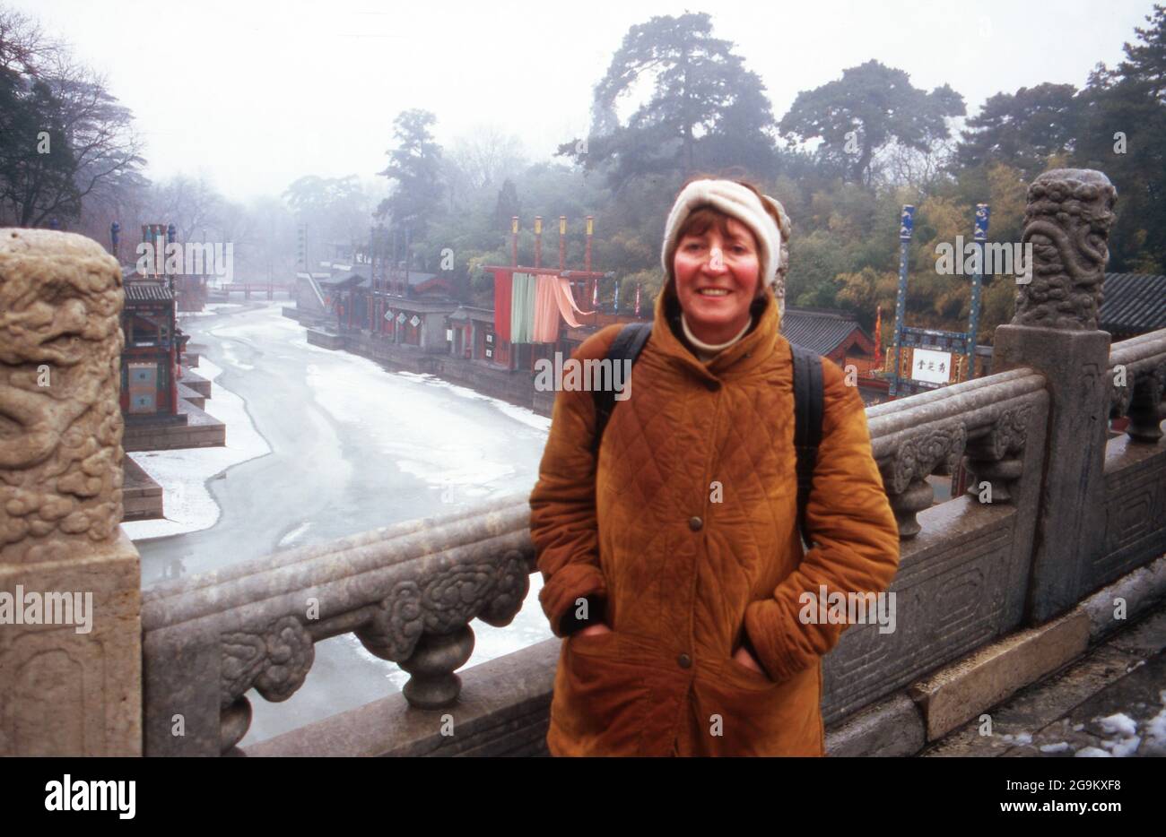 Europäische Touristin auf einer Brücke auf dem Gelände des Sommerpalastes in Peking, China 1998. Femal European tourist on a brigde on the area of Summer Palace in Beijing, China 1998. Stock Photo
