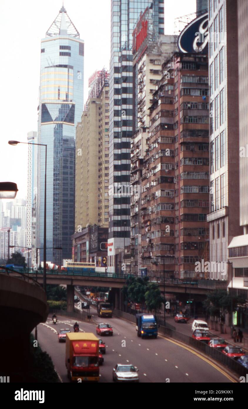 Straßenverkehr in einer Straße in der Innenstadt von Hongkong, China