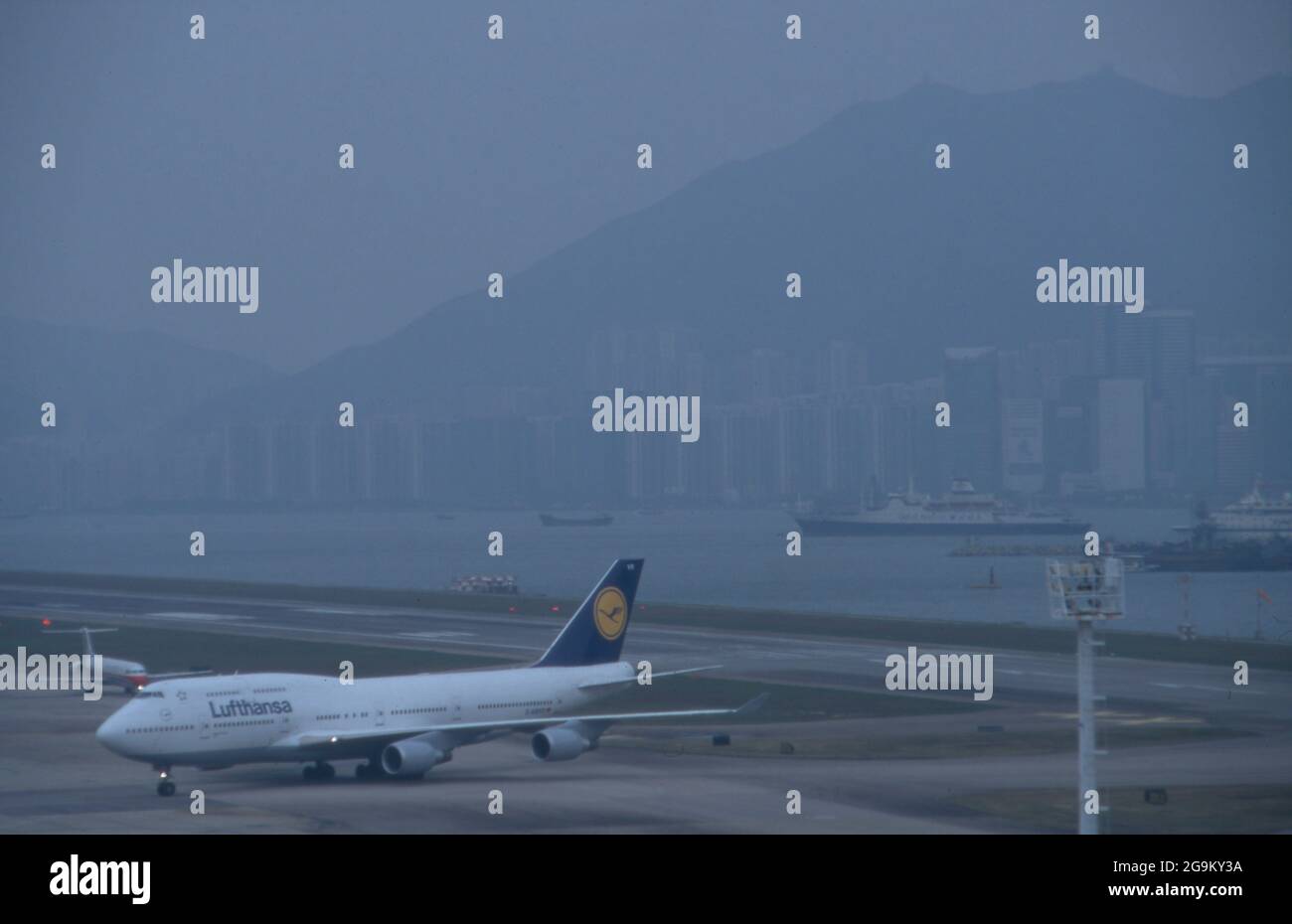 Lufthansa Maschine auf dem alten Flughafen in Hongkong, China 1998