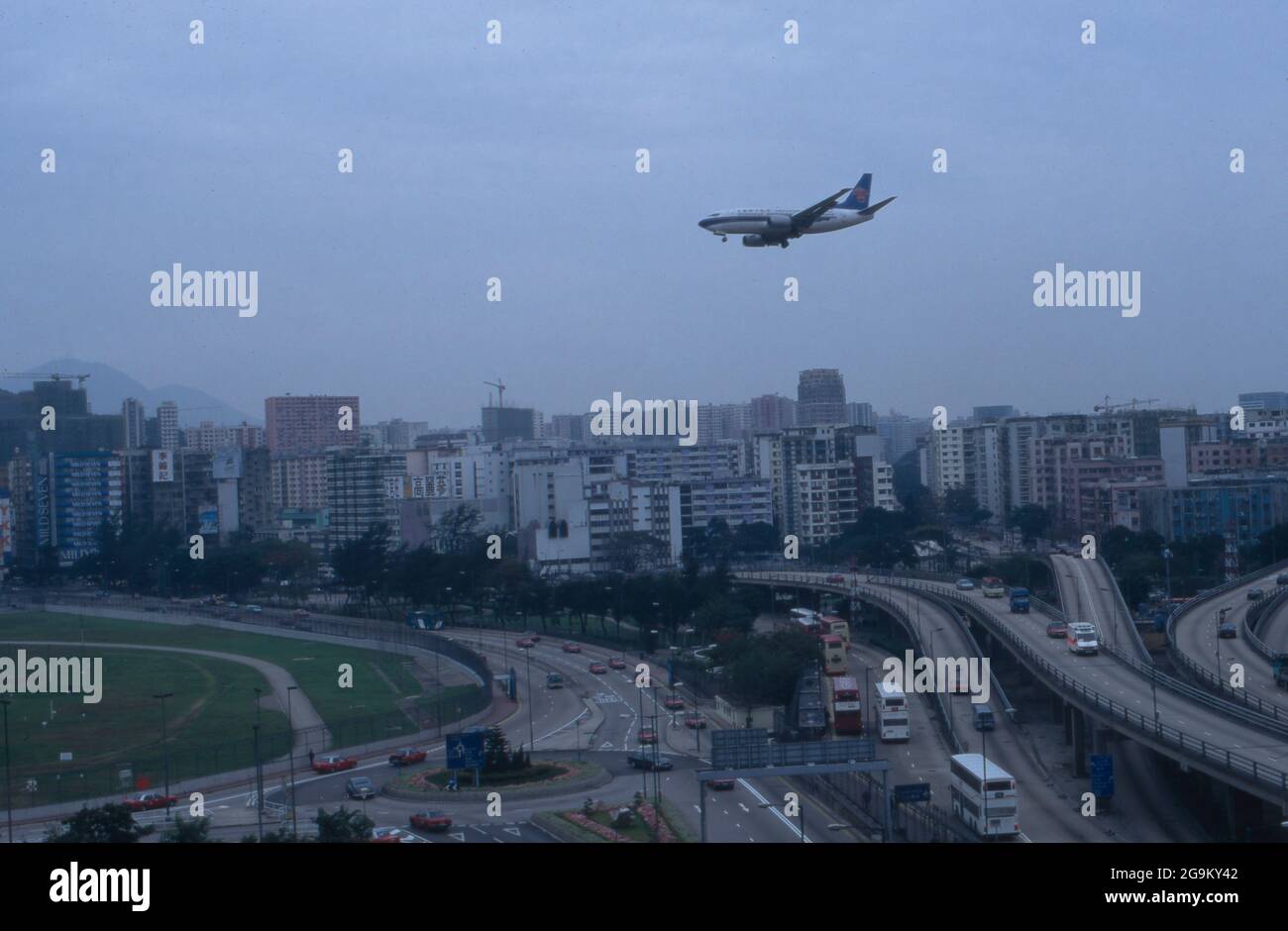 Lufthansa Maschine im Anflug auf den alten Flughafen in Hongkong, China