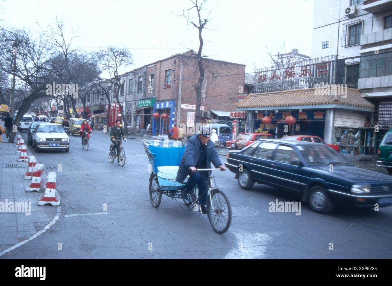 大人気アイテム Straßenverkehr mit Autos und Fahrrädern in der Stadt Peking 文化、民俗