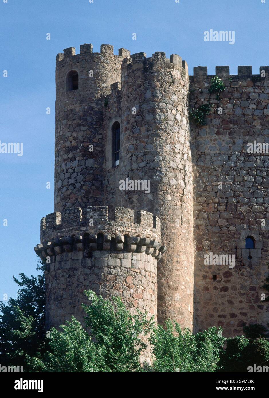 DETALLE DE LA TORRE DEL HOMENAJE DEL CASTILLO DE LA TRISTE CONDESA - SIGLO XV - REFUGIO DE LA VIUDAD DE DON ALVARO DE LUNA - FOTO AÑOS 9. Location: CASTILLO DE LA TRISTE CONDESA. Arenas de San Pedro. AVILA. SPAIN. Stock Photo