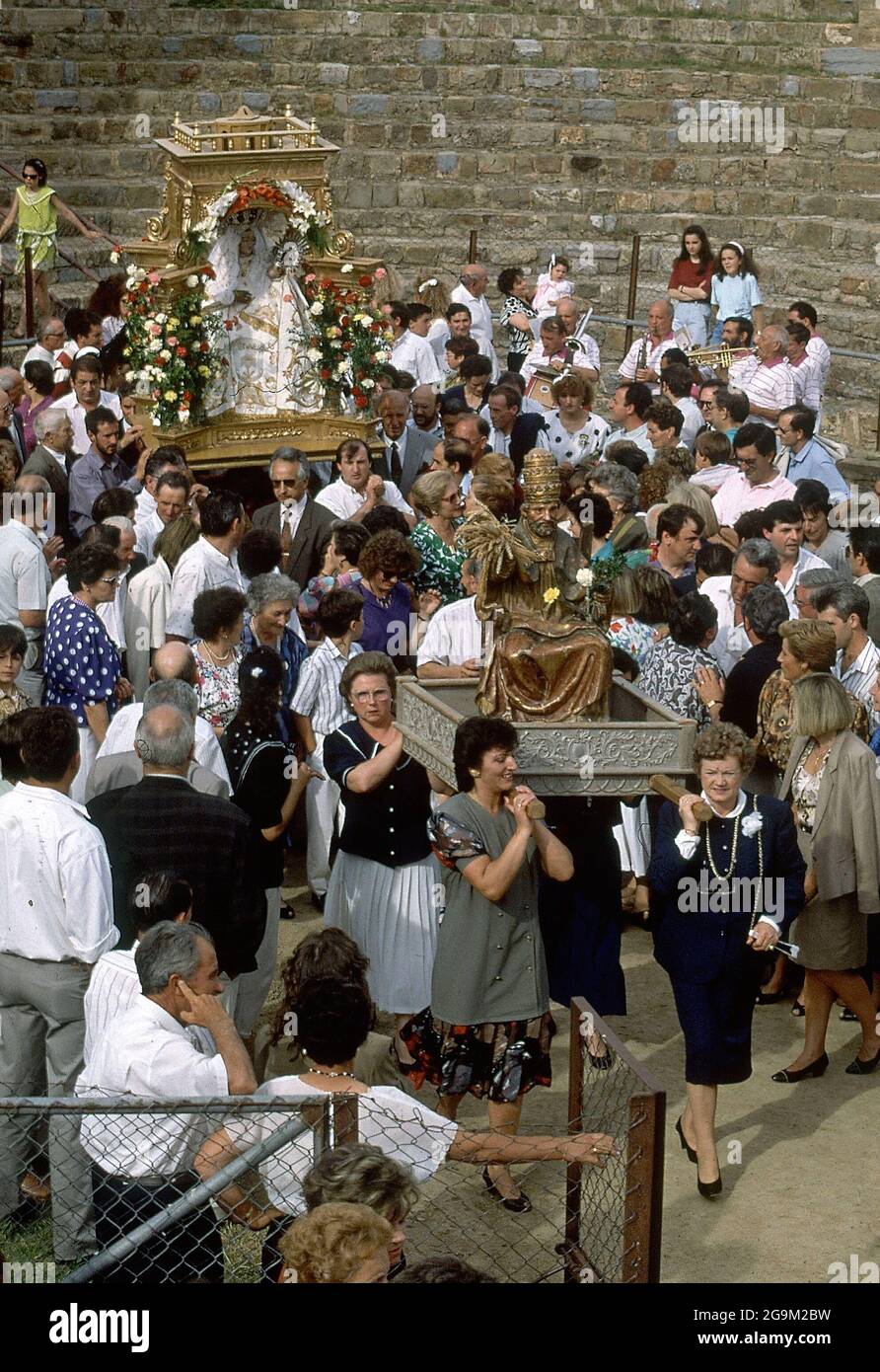 PROCESION CON LA VIRGEN. Location: FIESTA DE LA MONDIGA. SAN PEDRO MANRIQUE. Soria. SPAIN. Stock Photo