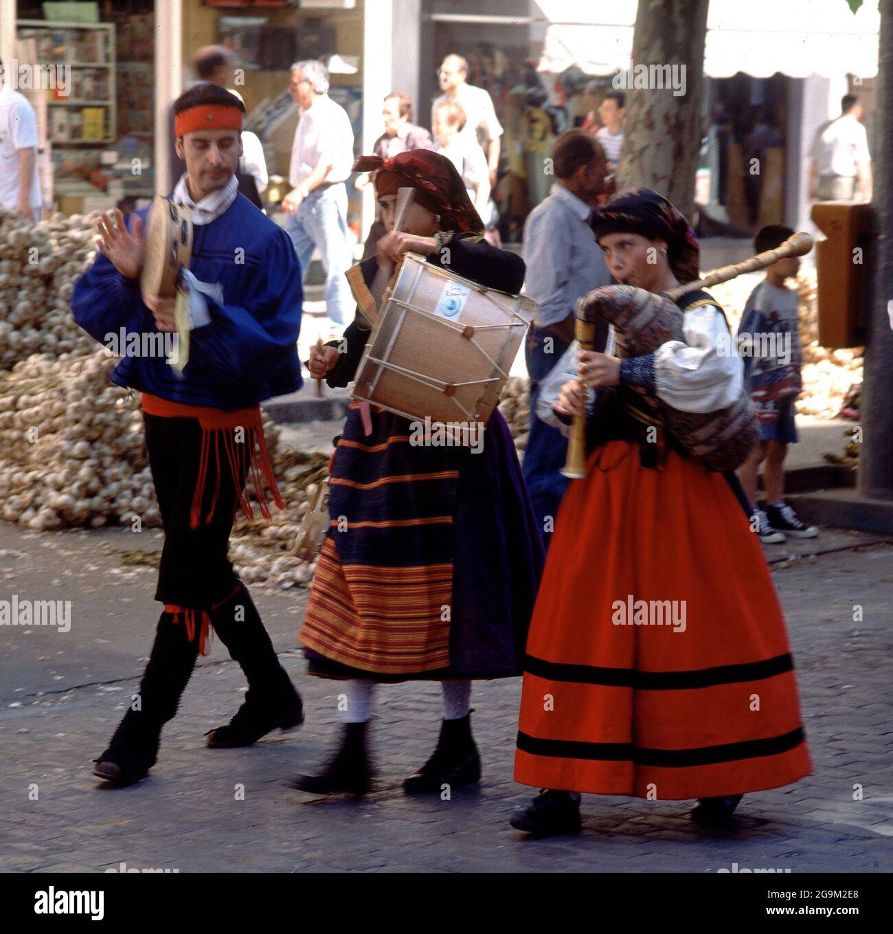 JOVENES CON TRAJES REGIONALES TOCANDO PANDERETA,TAMBOR Y GAITA. Location: FIESTA SAN PEDRO (FERIA AJO). Zamora. SPAIN. Stock Photo