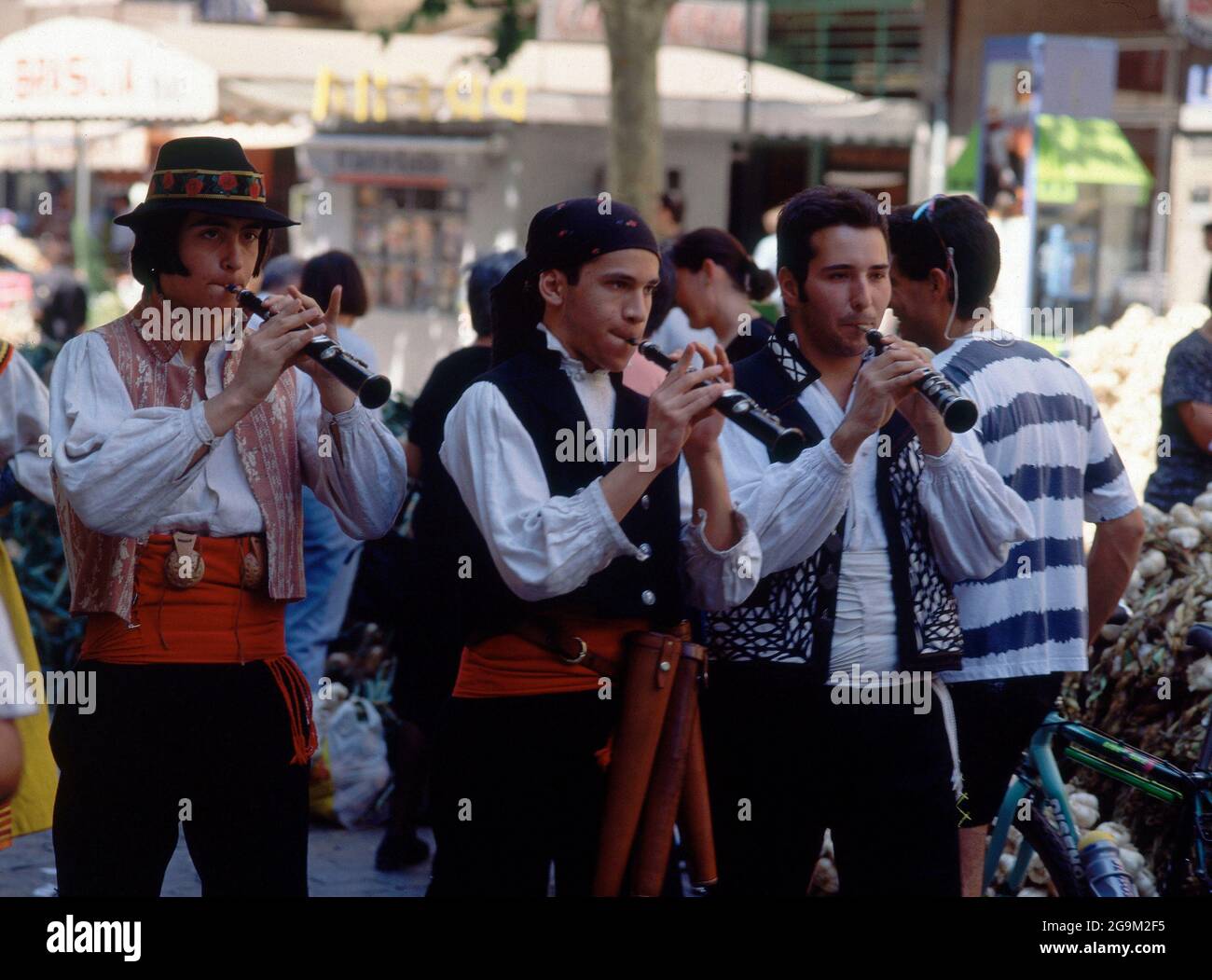 JOVENES CON TRAJES REGIONALES TOCAN ESPECIE DE FLAUTA. Location: FIESTA SAN PEDRO (FERIA AJO). Zamora. SPAIN. Stock Photo