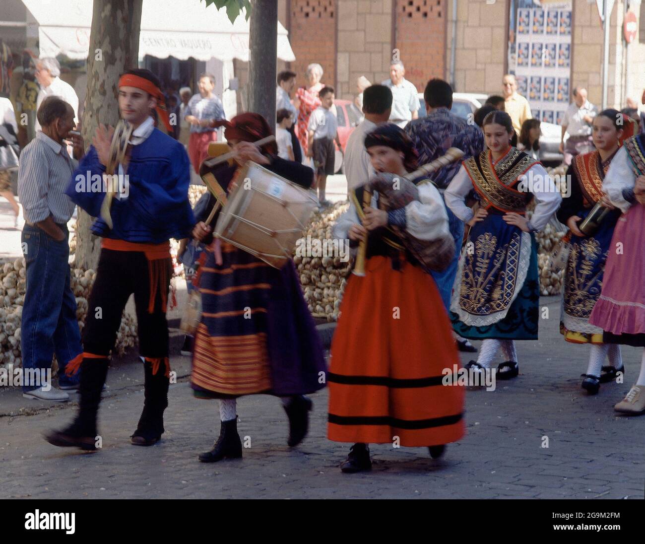 JOVENES CON TRAJES REGIONALES TOCANDO PANDERETA,TAMBOR Y GAITA. Location: FIESTA SAN PEDRO (FERIA AJO). Zamora. SPAIN. Stock Photo