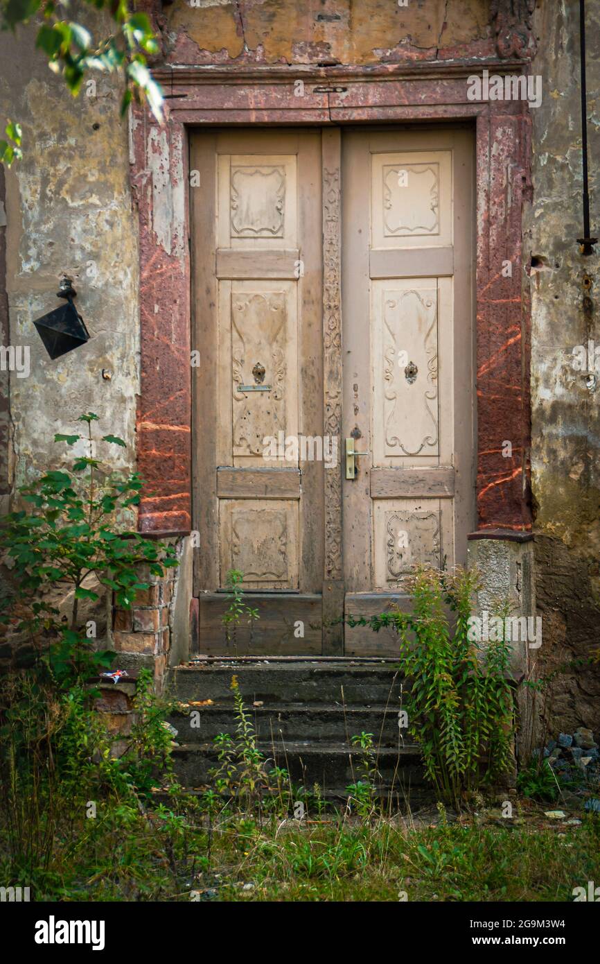 Haunted door hi-res stock photography and images - Alamy