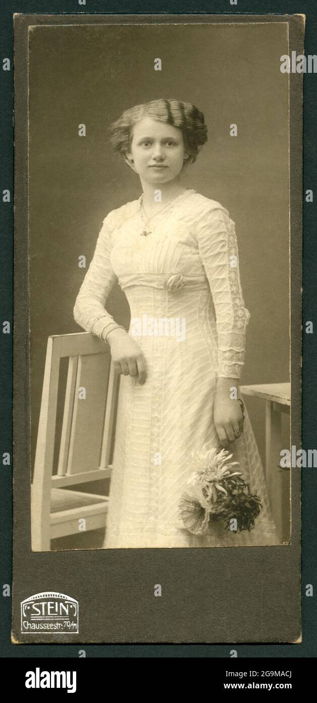 Young Lady 1900 Hi Res Stock Photography And Images Alamy
