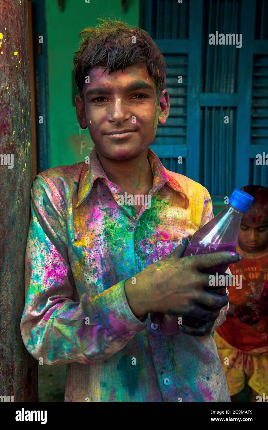 Devotees gather at the Krishna Temple of Shriji, during Lathmar Holi. Men from Barsana raid the town whilst being assaulted with coloured water spraye Stock Photo