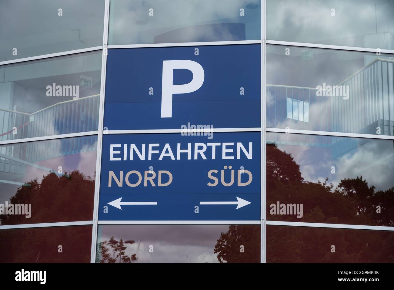 Kiel Hotspot für Kreuzfahrten in die Ostsee Hinweisschild an der Glasfassade  des Terminals am Ostseekai auf Parkplätze für die anreisenden Passagiere Stock Photo