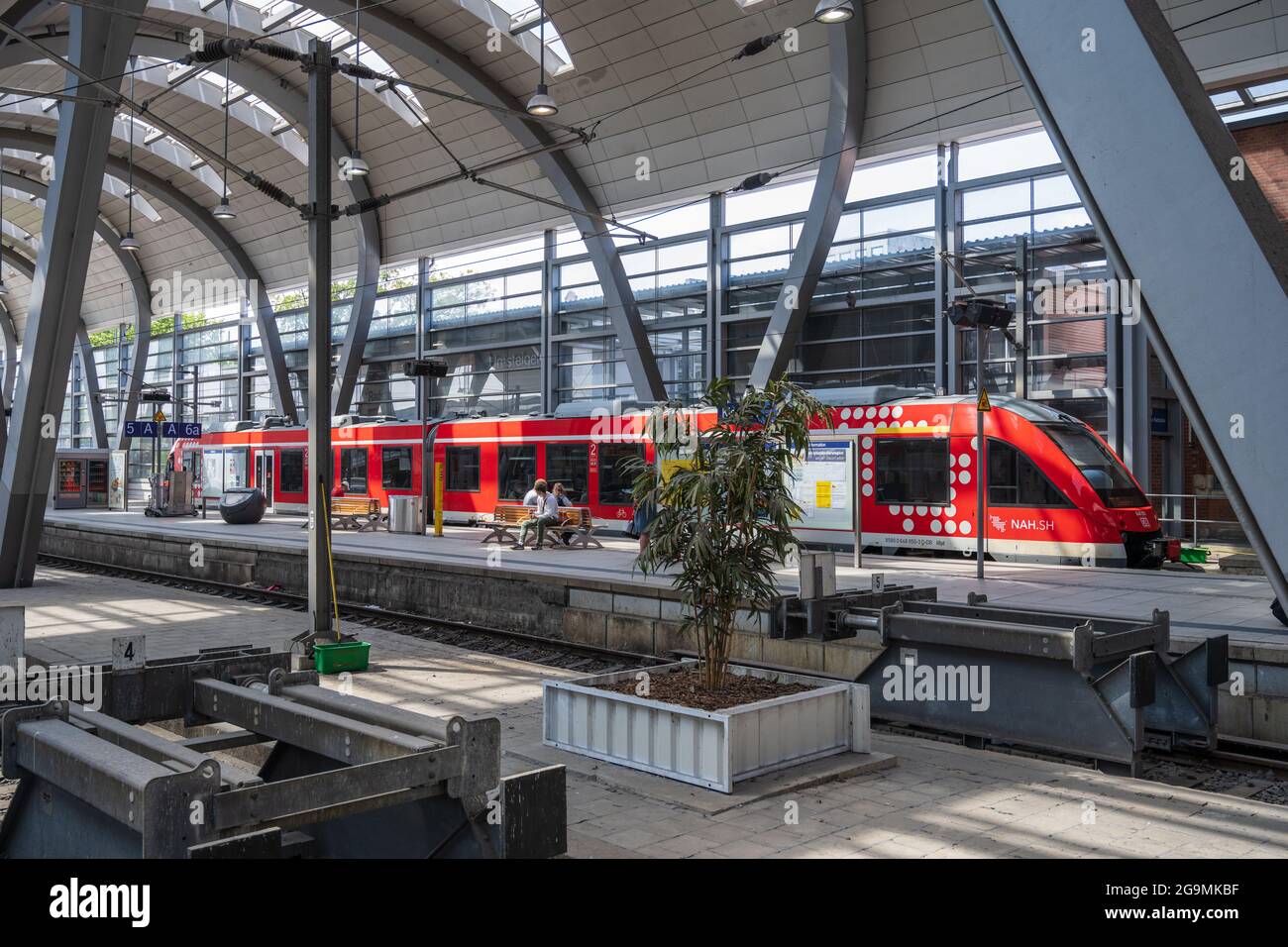 Kiel Hotspot für Kreuzfahrten in die Ostsee Innenaufnahme Hauptbahnhof Kiel im Sommer zur Reisesaison Stock Photo