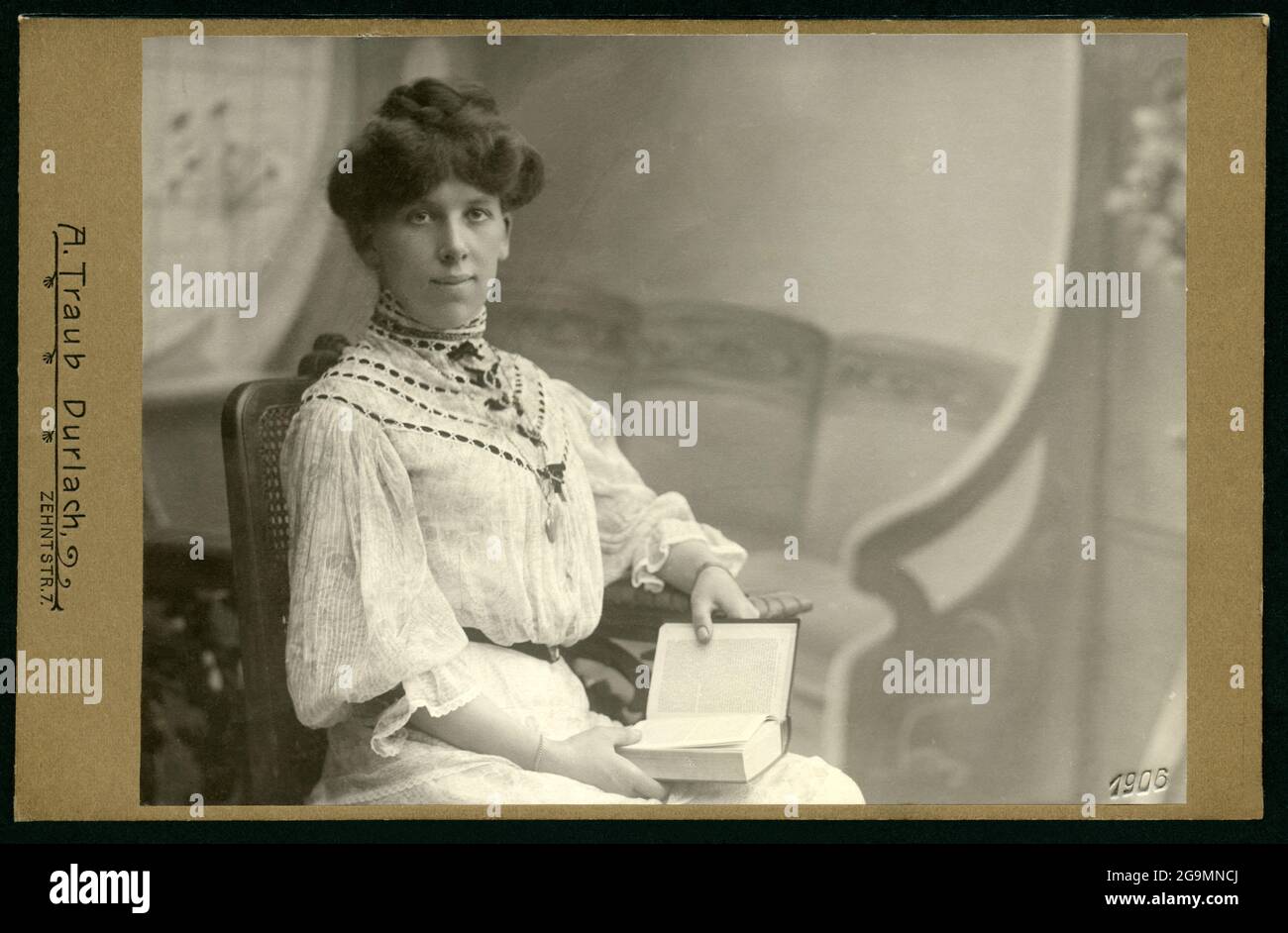 Europe, Germany, BadenWürttemberg, Karlsruhe, Durlach, lady with a