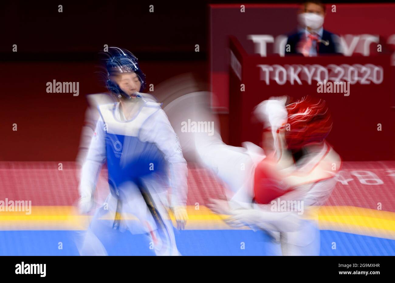 Dabin LEE (KOR), left, versus vs. Aminata Charlene TRAORE (CIV), action, blurred, Dabin LEE (KOR), blue, versus vs. Aminata Charlene TRAORE (CIV), red, 17:13, Taekwondo women + 67kg , 1/8 final, Women + 67kg Round of 16, on July 27th, 2021 Summer Olympics 2020, from July 23rd. - 08.08.2021 in Tokyo / Japan. Stock Photo