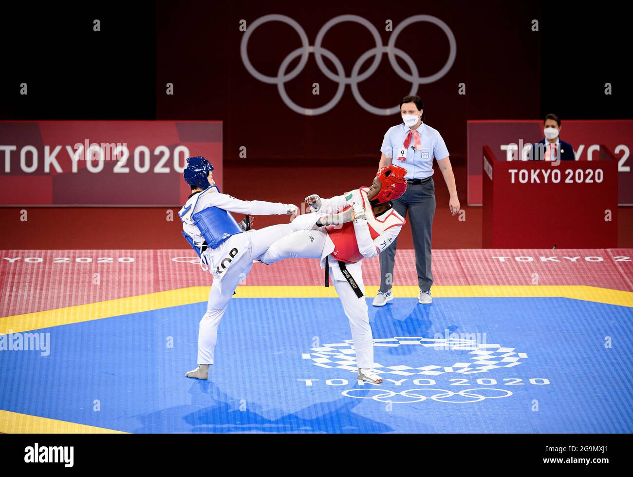 Dabin LEE (KOR), left, versus vs. Aminata Charlene TRAORE (CIV), action, Dabin LEE (KOR), blue, versus vs. Aminata Charlene TRAORE (CIV), red, 17:13, Taekwondo women + 67kg, 1 / 8 Final, Women + 67kg Round of 16, on July 27th, 2021 Summer Olympics 2020, from July 23rd. - 08.08.2021 in Tokyo / Japan. Stock Photo