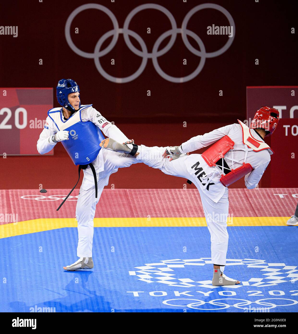 Ivan SAPINA (blue), left, (CRO) vs. Carlos SANSORES (red), action, Ivan SAPINA (blue) (CRO) vs. Carlos SANSORES (red) (MEX) 4: 6, Taekwondo men   80Kg, 1/8 Final, Men   80kg Round of 16, on July 27th, 2021 Summer Olympics 2020, from July 23rd. - 08.08.2021 in Tokyo/Japan. Stock Photo