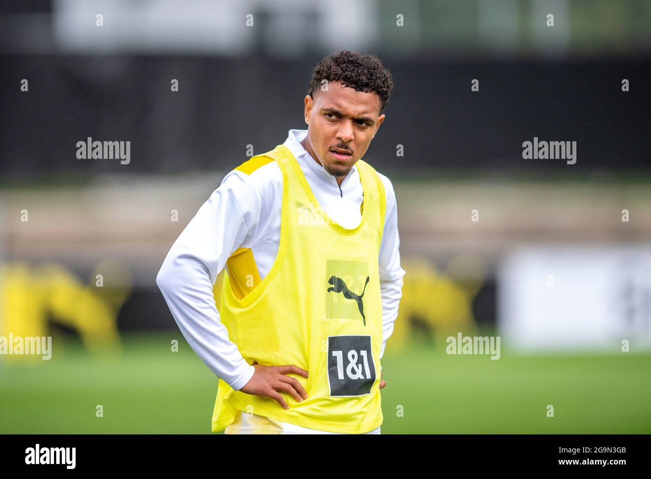 27 July 2021, Switzerland, Bad Ragaz: Football: Bundesliga, Borussia  Dortmund training camp at the Ri-Au sports ground. Donyell Malen puts his  hands on his hips during training. On Tuesday morning, the Dutch