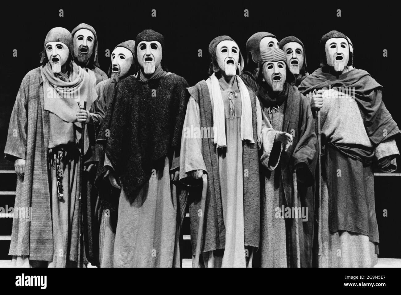 chorus of the Old Men of Argos in THE ORESTEIA  by Aeschylus at the Olivier Theatre, National Theatre (NT), London SE1  28/11/1981  in a version by Tony Harrison  design: Jocelyn Herbert assisted by Sue Jenkinson  lighting: John Bury  movement: Stuart Hopps  director: Peter Hall Stock Photo