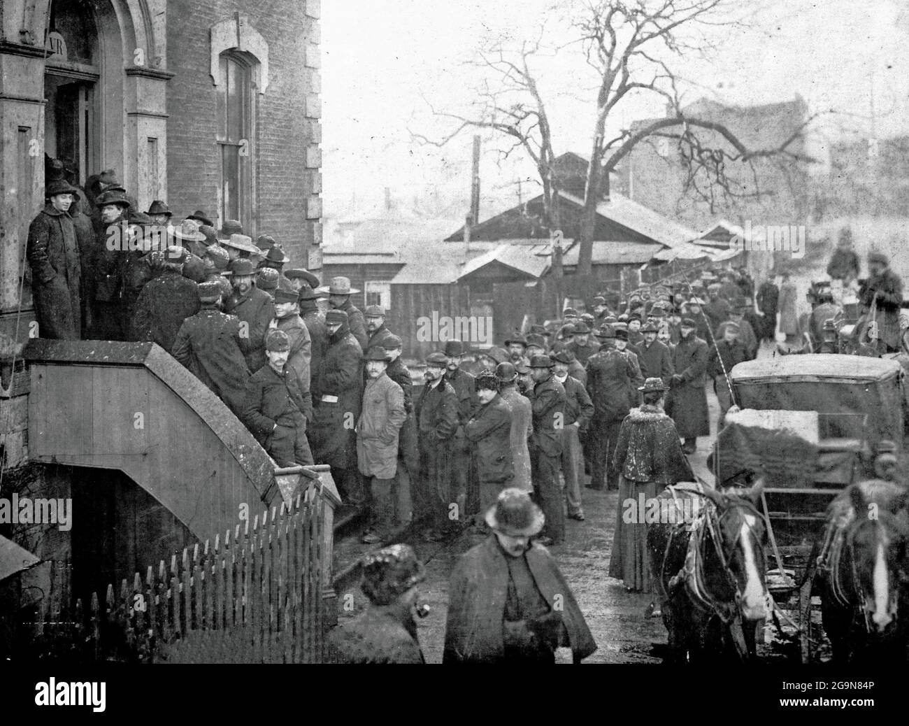 VICTORIA, BRITISH COLUMBIA, CANADA - 21 February 1898 - Klondikers form a long queue to buy mining licenses at Customs House, Victoria, British Columb Stock Photo