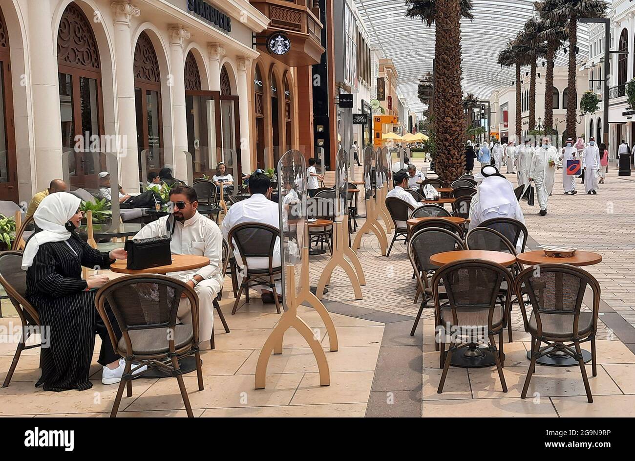 People shopping in kuwait hires stock photography and images Alamy