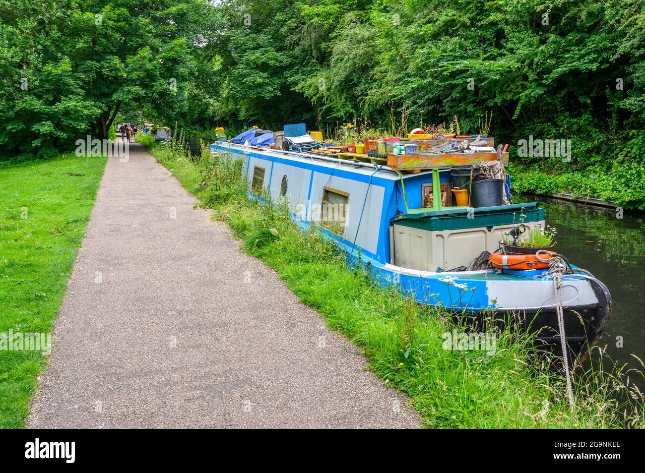 Moored narrowboats and walkway along the Worcester & Birmingham Canal in the Edgbaston area of Birmingham, England. Stock Photo
