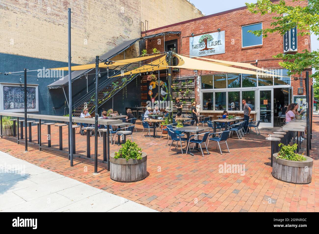ASHEVILLE, NC, USA-22 JULY 2021: The Twisted Laurel Eatery and Lounge, showing outside seating with customers on a sunny day. Stock Photo