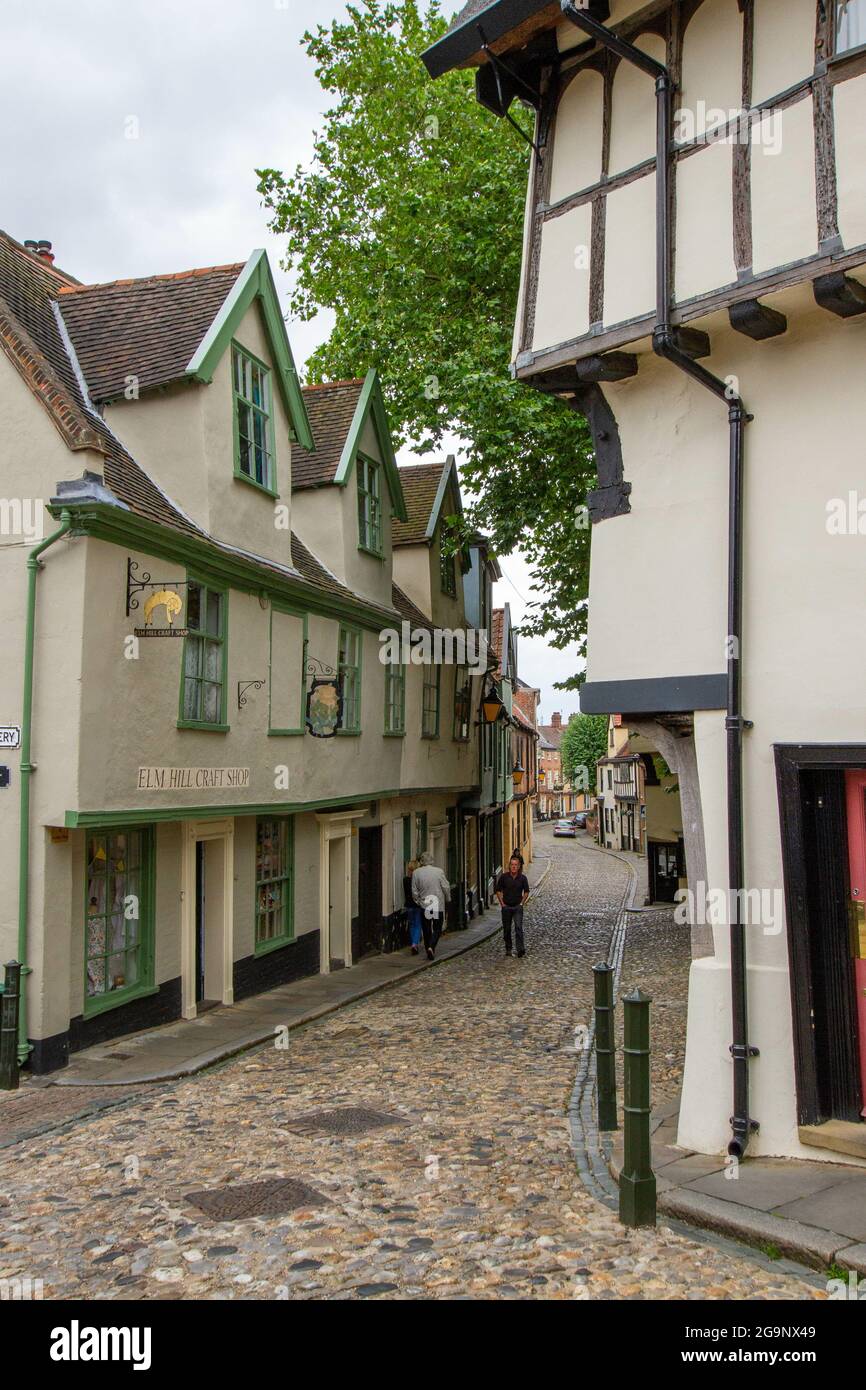 NORWICH, UNITED KINGDOM - Aug 08, 2016: A vertical shot of the Elm Hill cobbled lane with buildings in Norwich, Norfolk Stock Photo