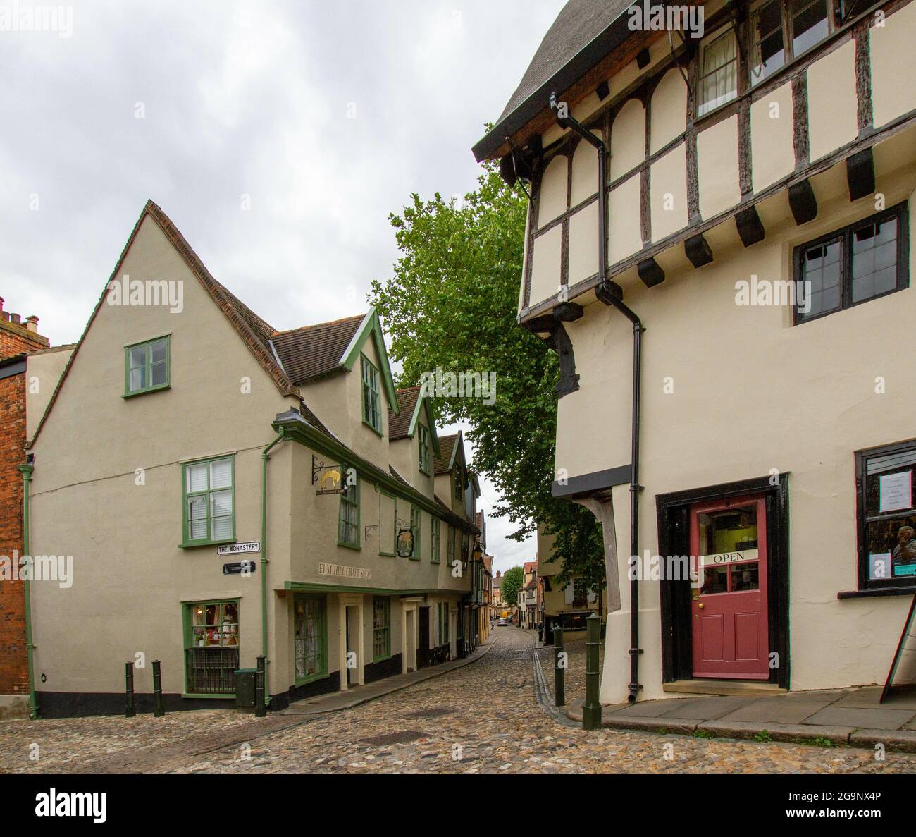 NORWICH, UNITED KINGDOM - Aug 08, 2016: A scenic viof the Elm Hill cobbled lane with buildings in Norwich, Norfolk Stock Photo