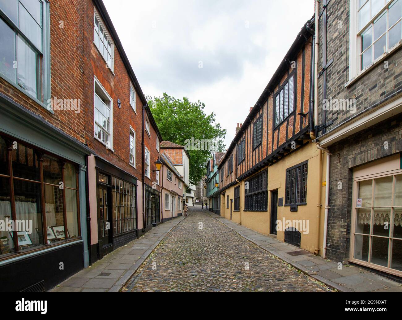 NORWICH, UNITED KINGDOM - Aug 08, 2016: A scenic view of the Elm Hill cobbled lane with buildings in Norwich, Norfolk Stock Photo