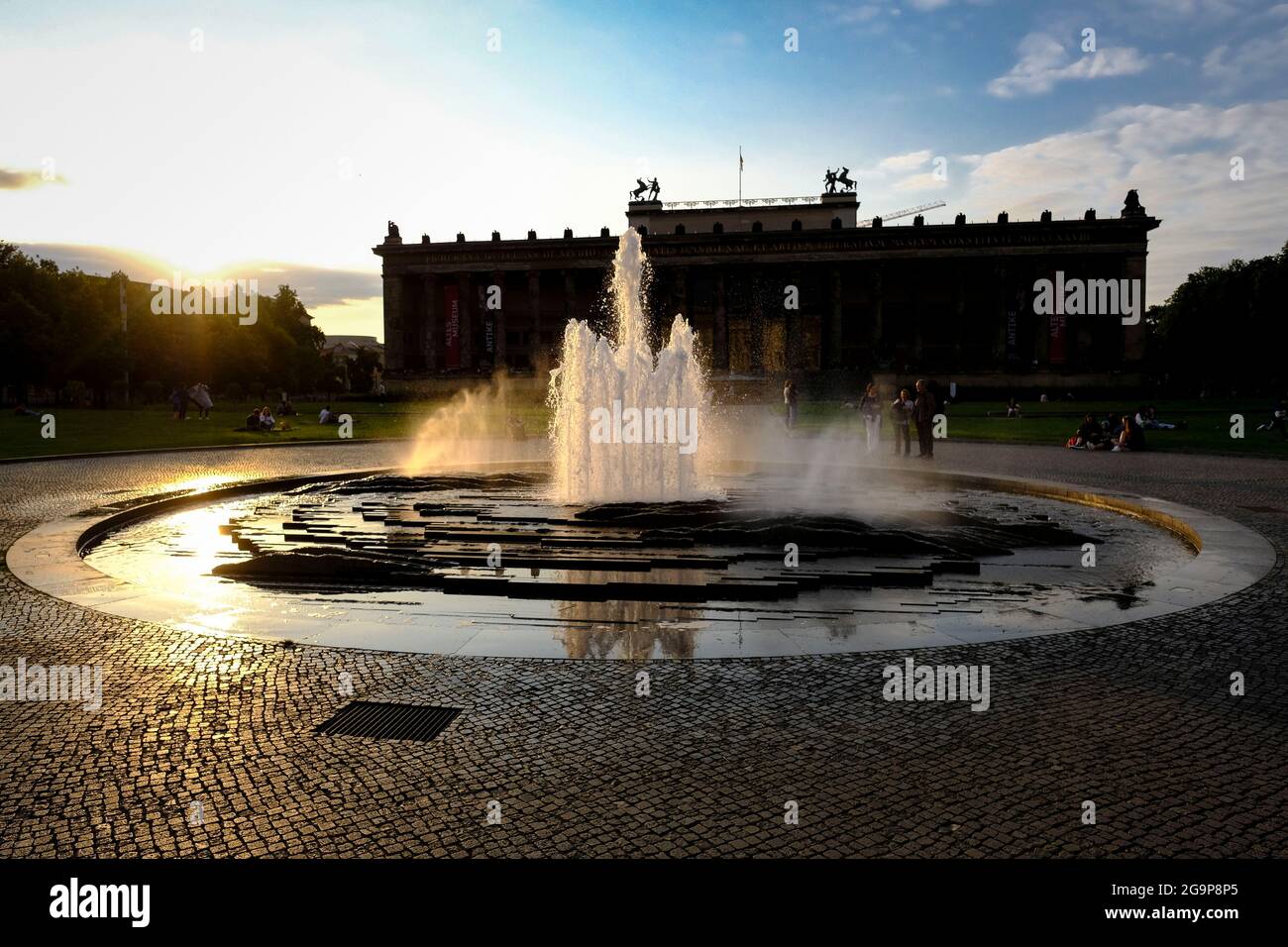 DEU, Deutschland, Berlin, 20.07.2021: Brunnen mit Fontaene im Abendlicht im Lustgarten vor dem Alten Museum auf der Museumsinsel in Berlin-Mitte Stock Photo