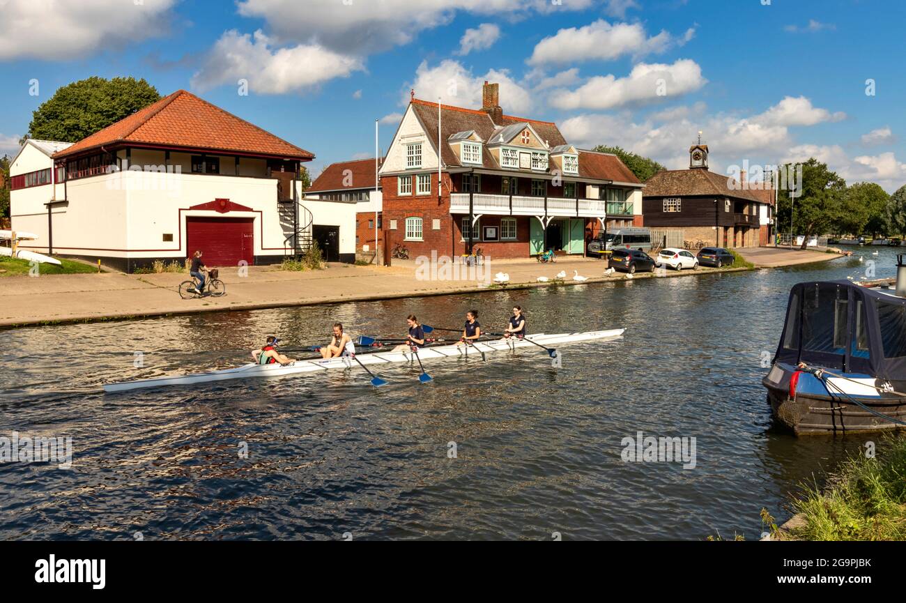 CAMBRIDGE ENGLAND RIVER CAM CAMBRIDGE UNIVERSITY BOAT CLUB AND A TEAM OF ROWERS OR SCULLERS ON THE WATER Stock Photo