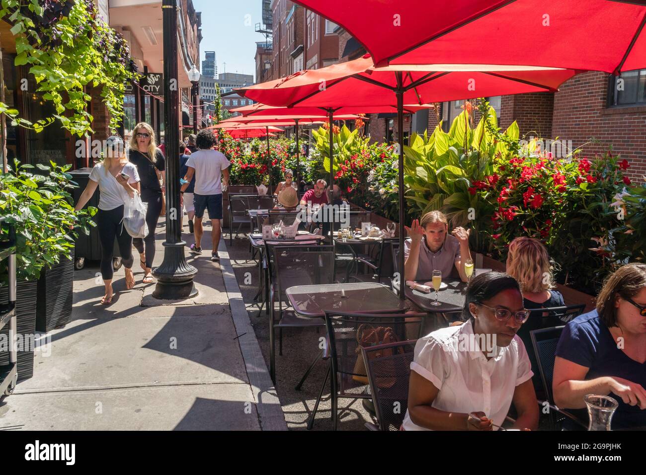 Urban seating hi-res stock photography and images - Alamy