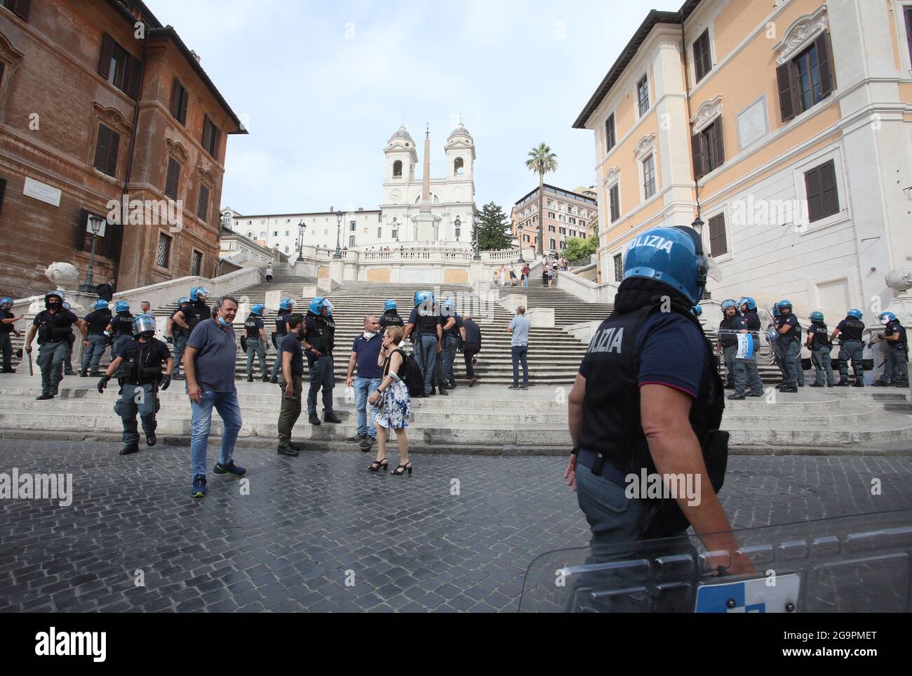 Rome Italy 27th July 2021 Rome Protest Against The Green Pass Organized By Io Apro Pictured Demonstrators In Piazza Di Spagna Credit Independent Photo Agency Alamy Live News Stock Photo Alamy
