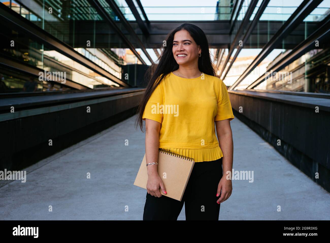 Portrait of a young business woman Stock Photo - Alamy