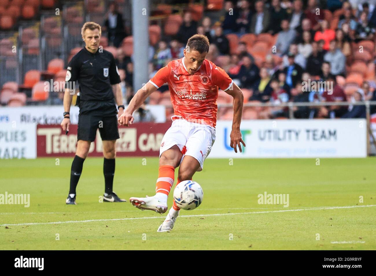 Jerry Yates of Blackpool shoots on goal, just misses Stock Photo Alamy