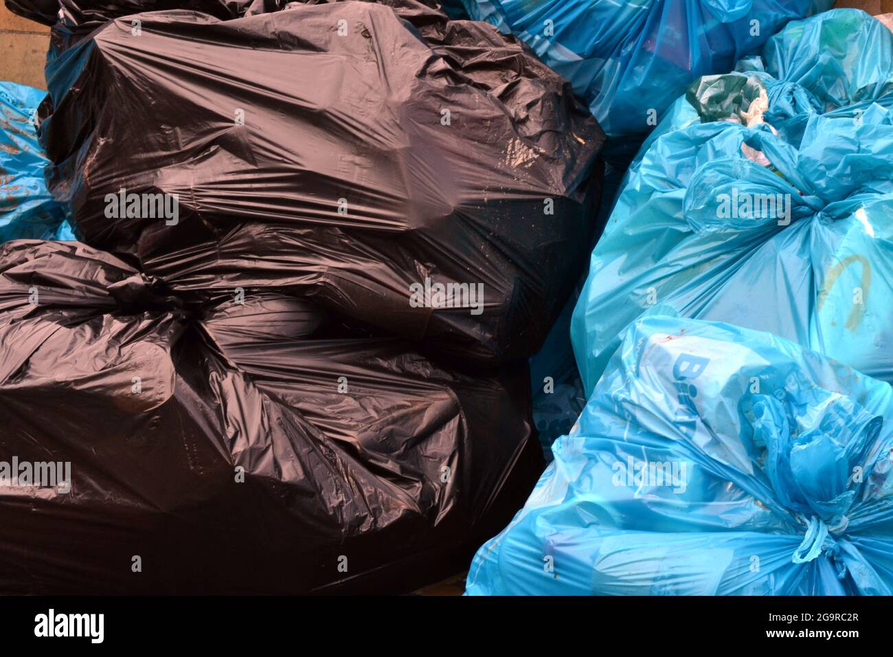 https://c8.alamy.com/comp/2G9RC2R/a-pole-of-full-black-and-blue-rubbish-bags-2G9RC2R.jpg