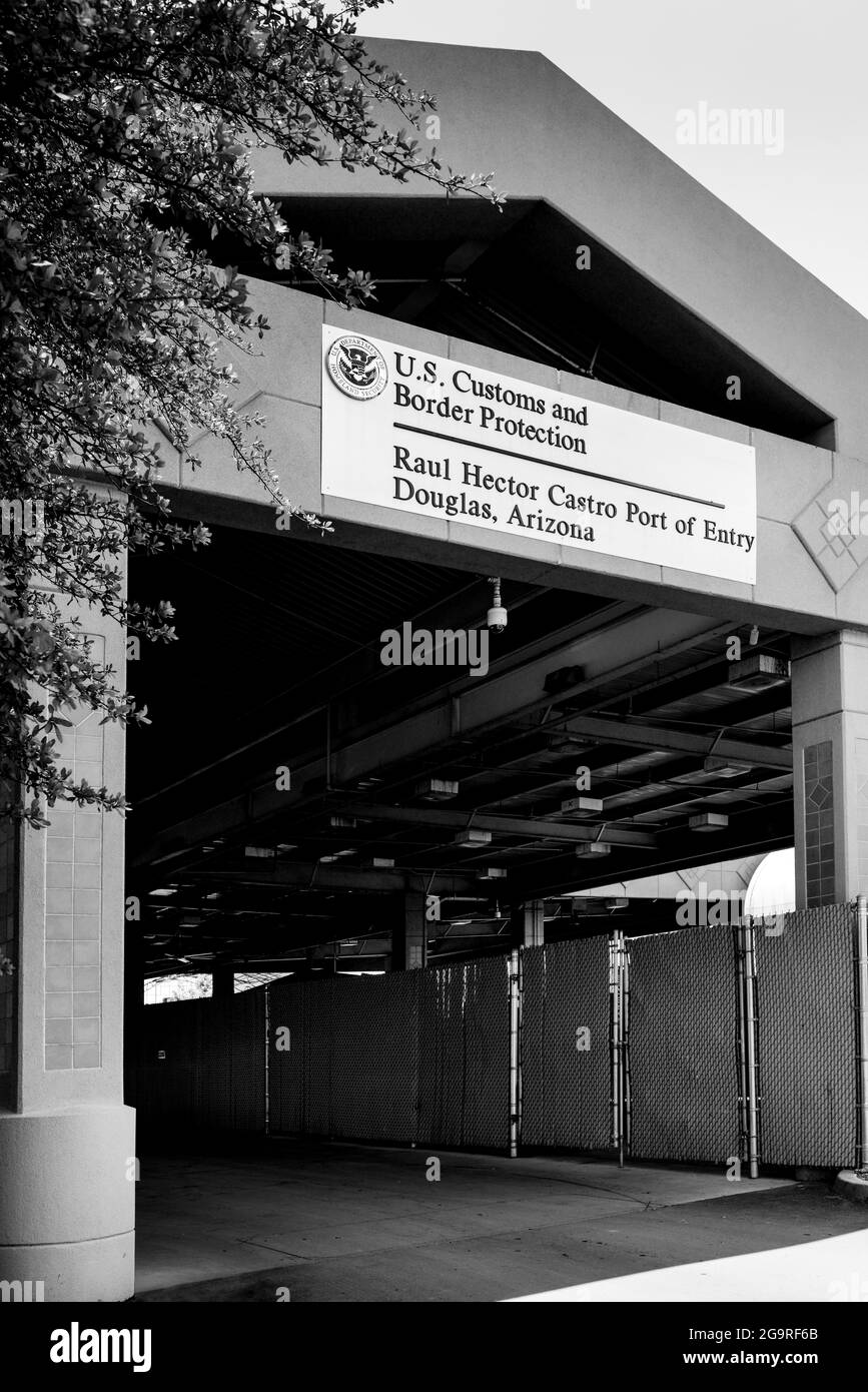 Entrance to the US Customs and Border Protection's Port of entry structure at the US-Mexican border town of Douglas, AZ, USA in Black and white Stock Photo
