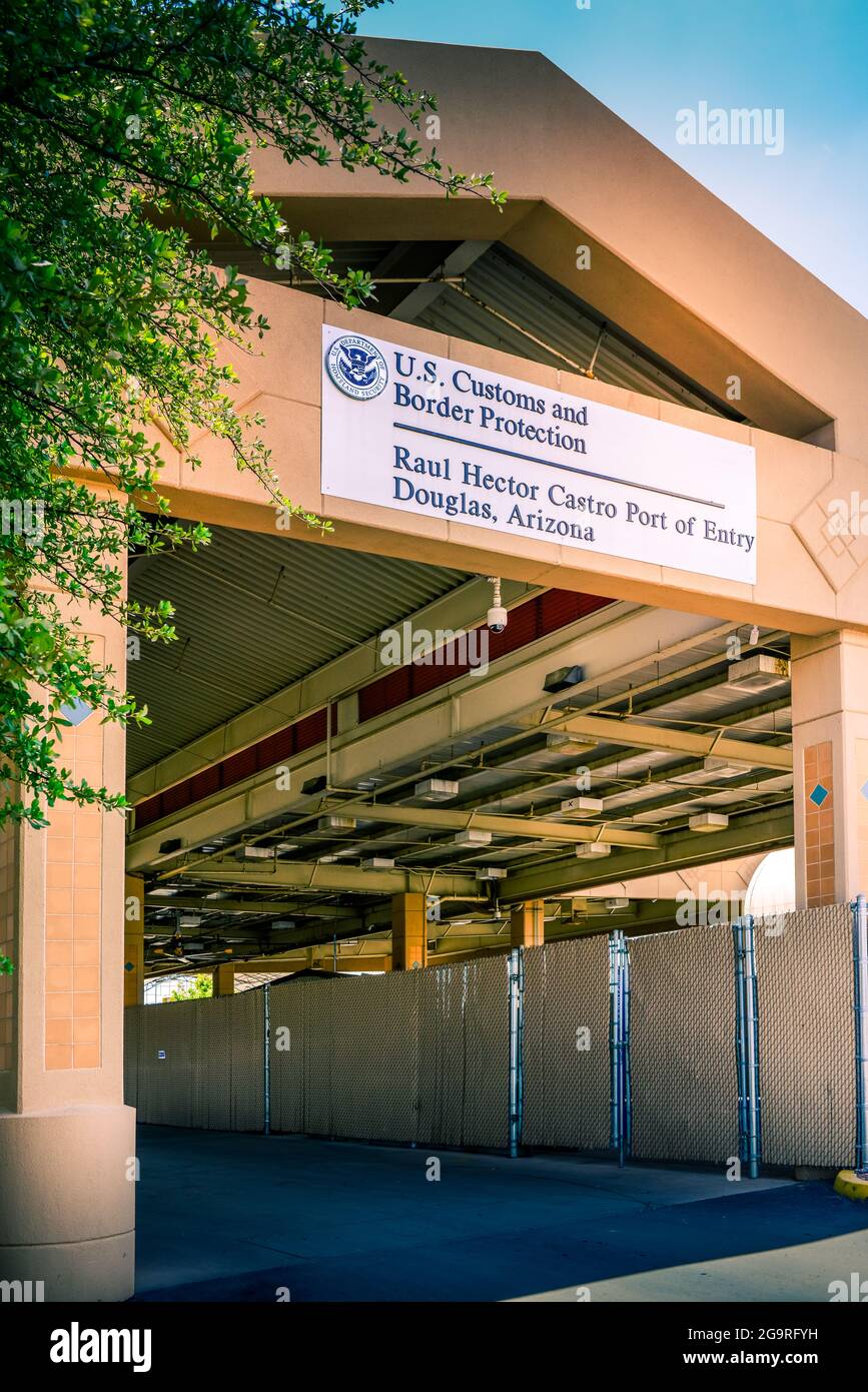 US Customs and Border Protection's  Raul Hector Castro Port of Entry structure in the border town of Douglas, AZ, USA, to Agua Prieta, Sonora, MX Stock Photo