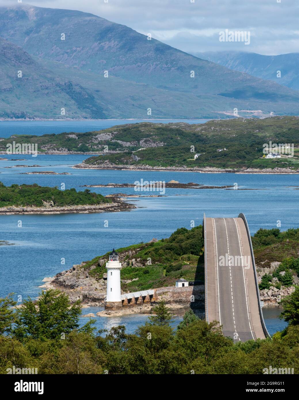 The Skye Bridge is a road bridge over Loch Alsh, Scotland, connecting the Isle of Skye to the island of Eilean Bàn and onto the mainland. Kyleakin Lig Stock Photo