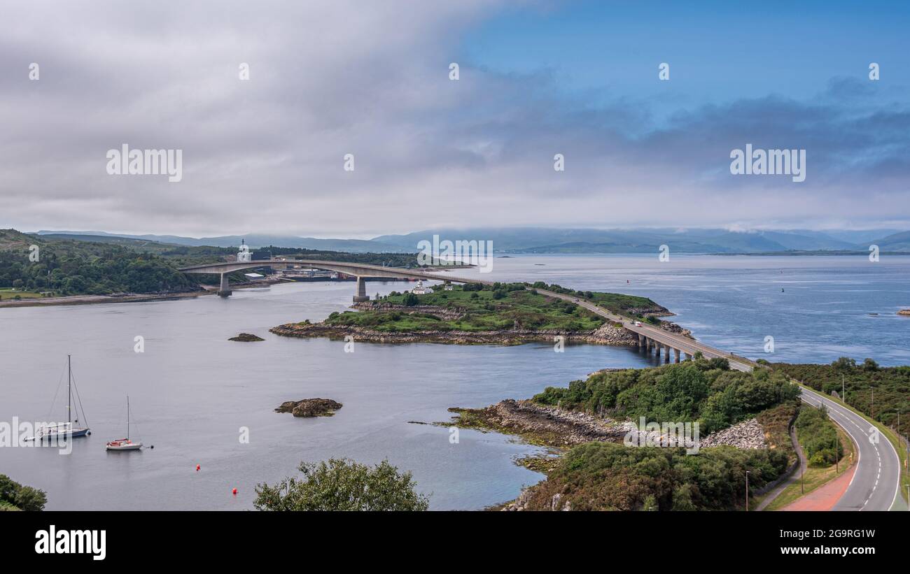 The Skye Bridge is a road bridge over Loch Alsh, Scotland, connecting the Isle of Skye to the island of Eilean Bàn and onto the mainland. Kyleakin Lig Stock Photo