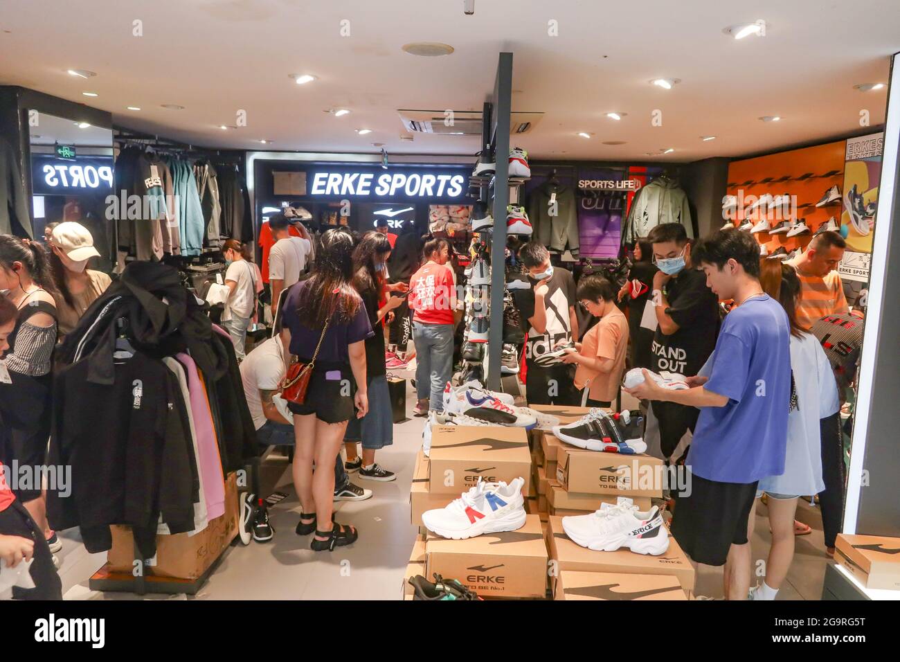 People shop at the Chinese sportswear brand Hongxing Erke store in Hangzhou  city, east China's Zhejiang province, 27 July 2021. (Photo by  ChinaImages/Sipa USA Stock Photo - Alamy