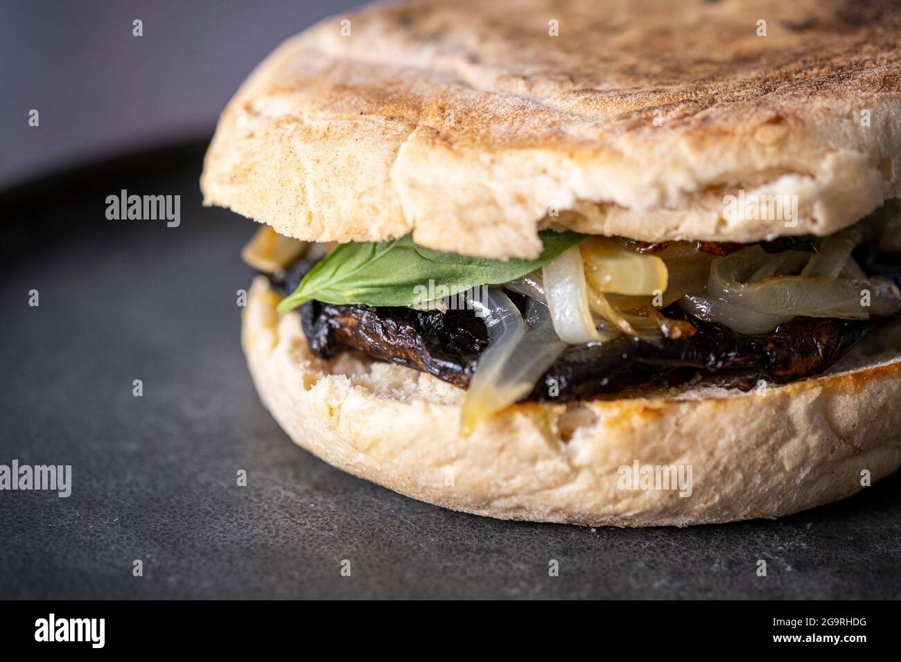 Portobello mushroom, caramelized onion, basil, bolo lêvedo Stock Photo ...