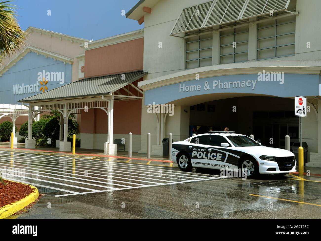 Palm Bay, Brevard County. Florida. USA. July 27, 2021, Walmart Super Store temporarily closed for deep cleaning due to Covid-19 outbreak. The store should reopen tomorrow morning. Photo Credit: Julian Leek/Alamy Live News Stock Photo