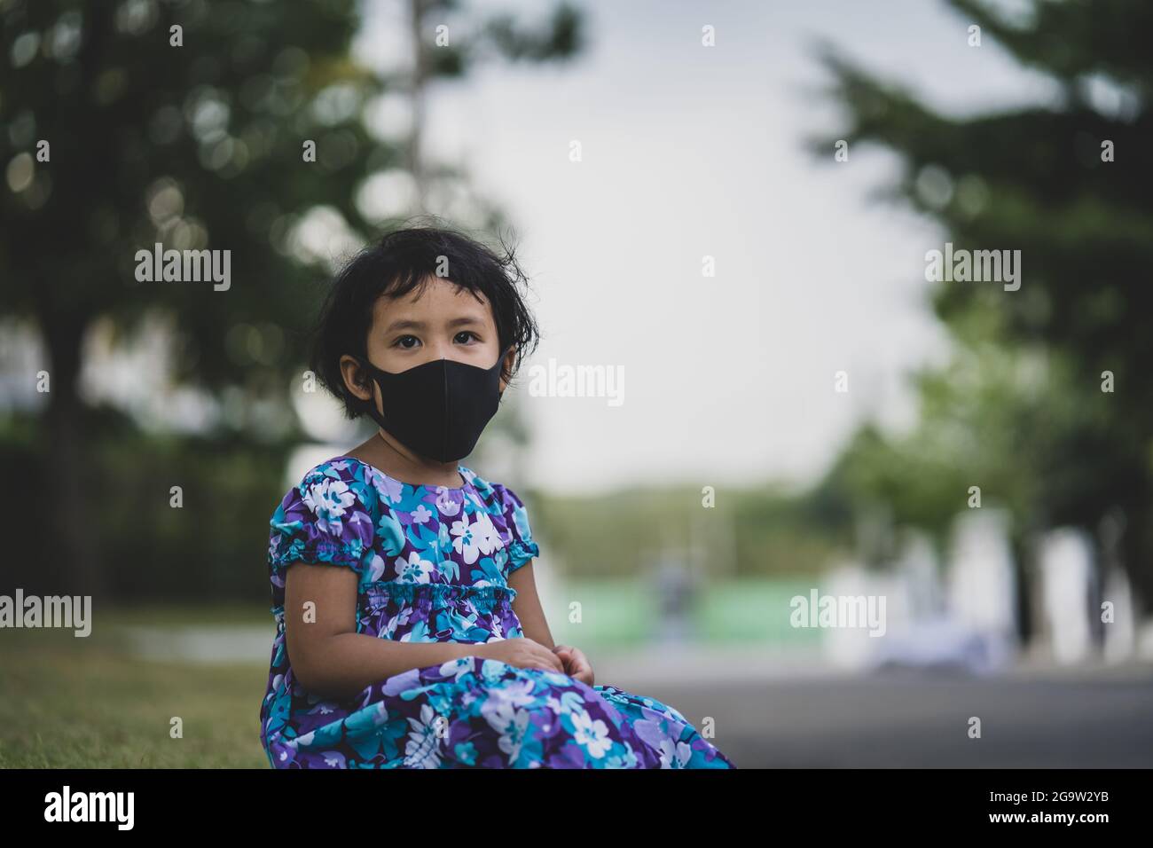 Black girl wearing facemask hi-res stock photography and images - Alamy