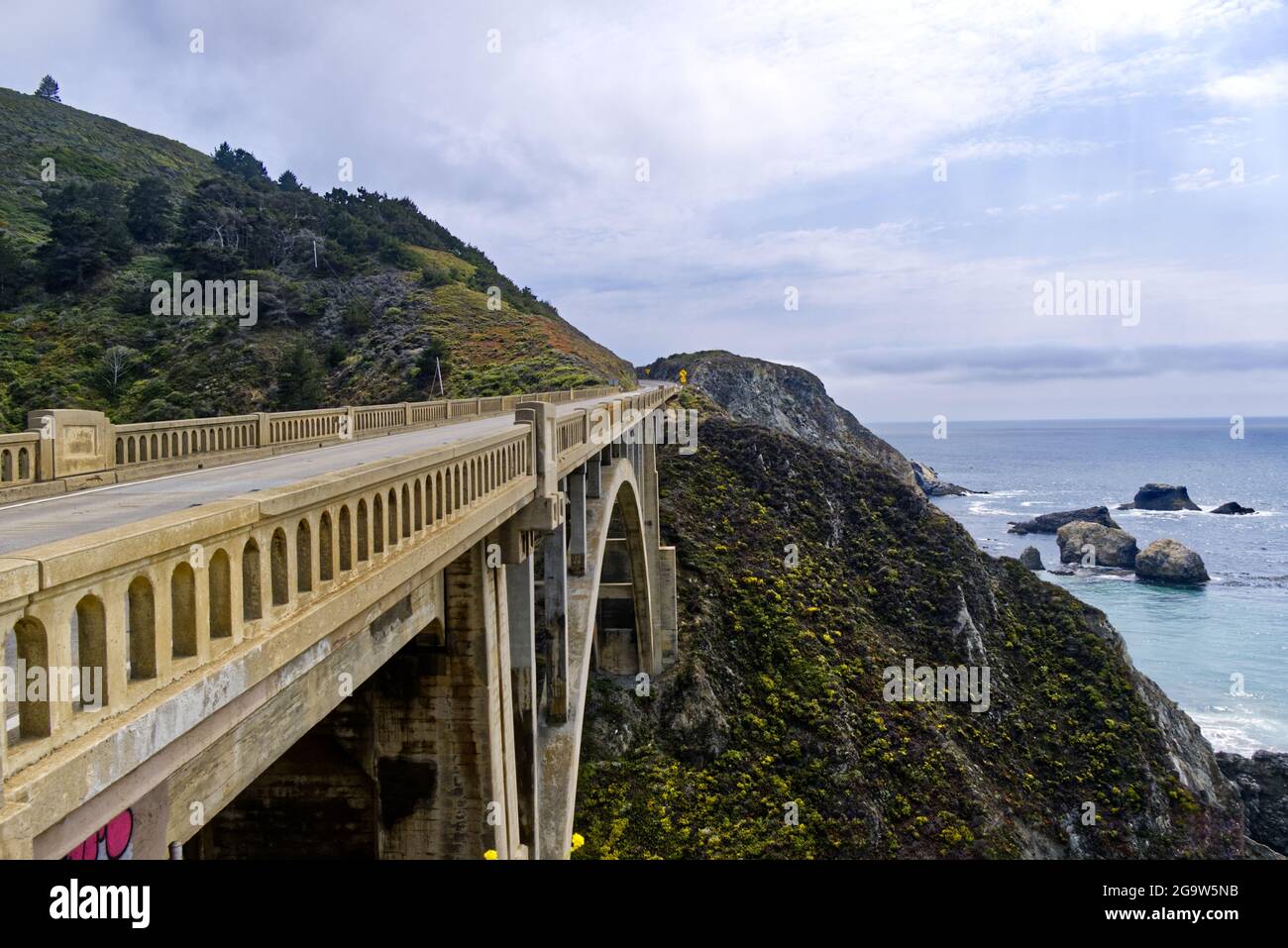 Rocky creek bridge scenic hi-res stock photography and images - Alamy