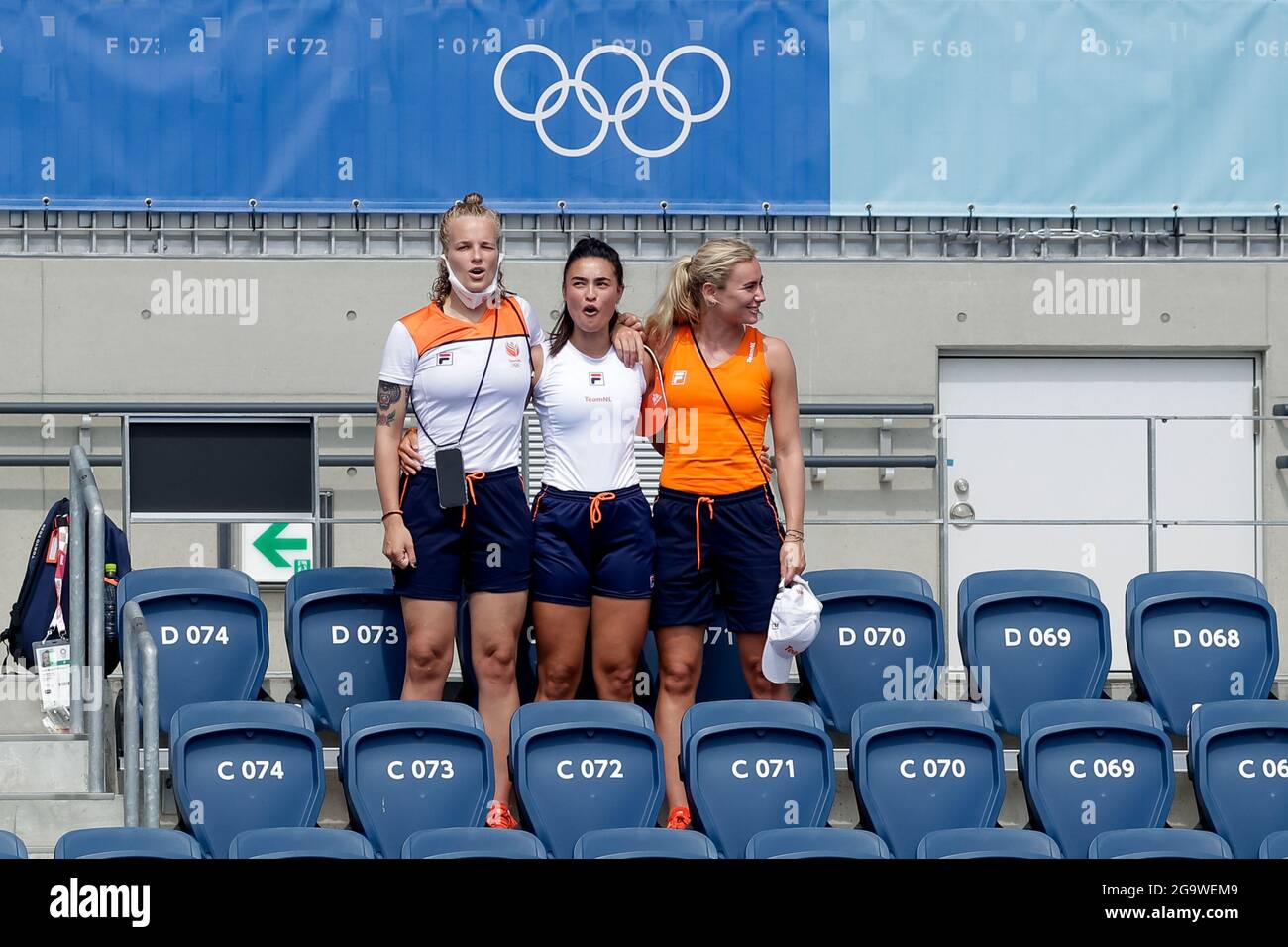 Mooie vrouw Ongelofelijk omroeper TOKYO, JAPAN - JULY 28: Anne Veenendaal of the Netherlands, Stella van Gils  of the Netherlands, Freeke Moes of the Netherlands during the Tokyo 2020  Olympic Womens Hockey Tournament match between Netherlands