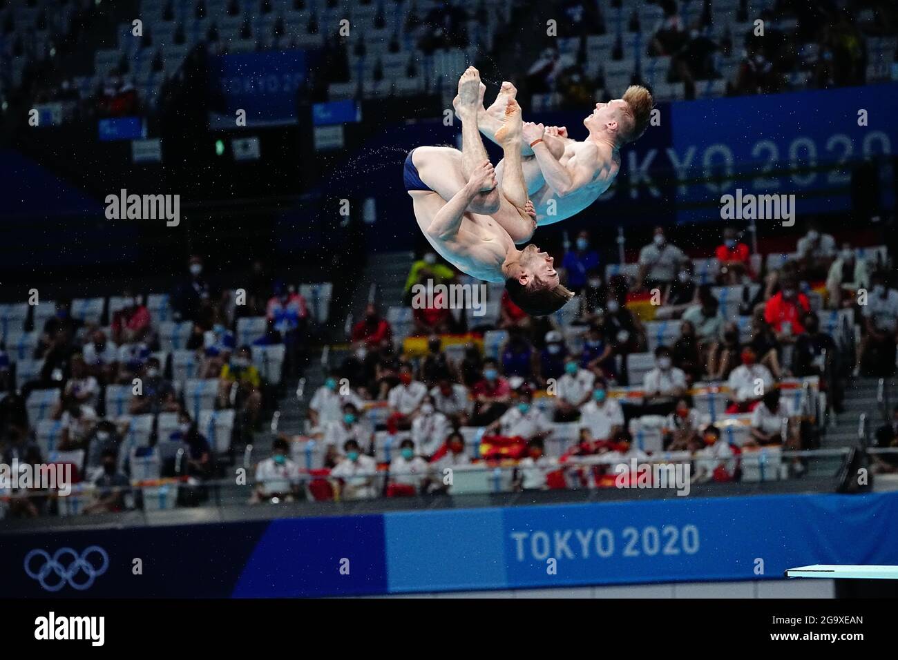 Tokio, Japan. 28th July, 2021. Swimming: Olympics, finals, water diving - synchronised diving 3m, men at Tokyo Aquatics Centre. Michael Hixon (l) and Andrew Capobianco from USA in action. Credit: Michael Kappeler/dpa/Alamy Live News Stock Photo